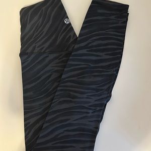 Patterned Lululemon Black Aling Leggings 28’